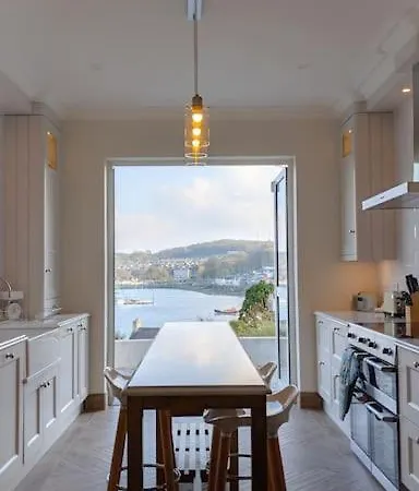فيلة Luxury Waterfront House